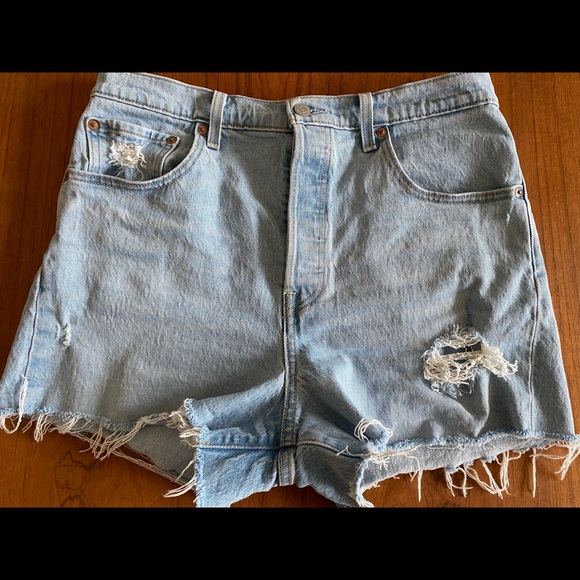 Levi’s Ribcage Shorts - Picture 2 of 4